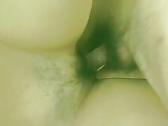 Sexy asijská v sukni dostane její těsný píču chlupatý stud prsty pak šuká